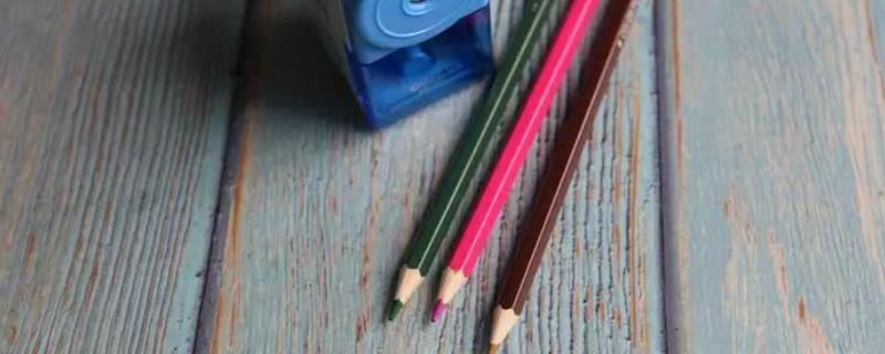 如何正确的削铅笔，首先要选择有分量并且锋利的美工刀