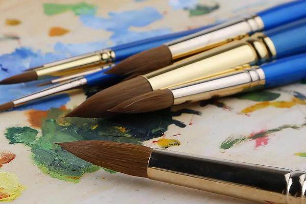 油画需要什么材料和工具，颜料、画笔、媒介剂、油画布是必不可少的