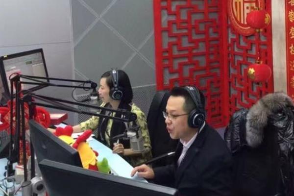 怎么在企鹅FM当主播，进入官网后点击注册即可