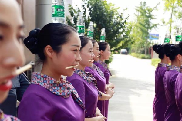 播音主持为何要练习咬筷子，可锻炼面部微笑的弧度和口腔力度