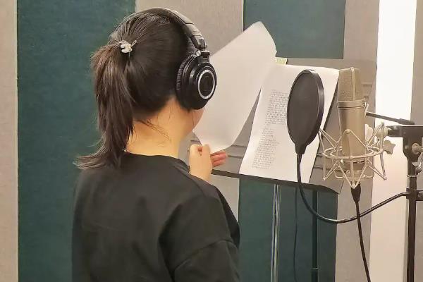 如何训练才能让声音更好听，通过唱歌、朗诵的方式来锻炼发声能力