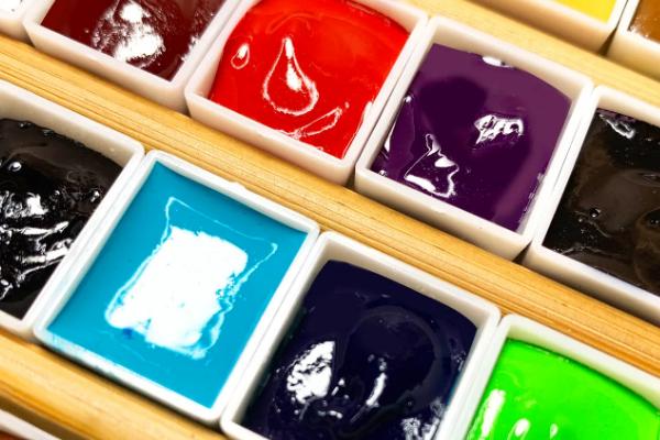 水彩颜料如何保存，用完后记得用喷壶喷一些水在颜料上