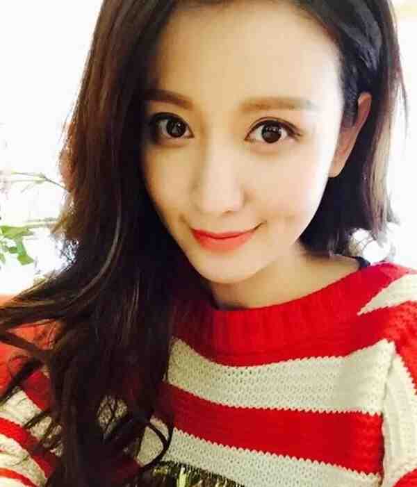 水粉彩铅画大眼美女教程步骤