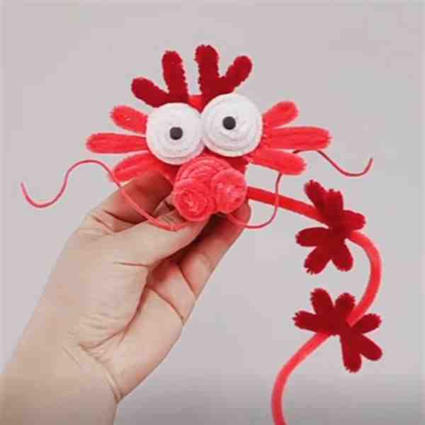 用扭扭棒编一只小龙崽子教程图解