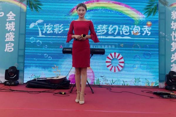 女生是否要穿礼服主持商演活动，参加开业类的喜庆活动可以穿礼服