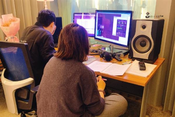 学配音改变声线的方法，学会调整音调、控制音量